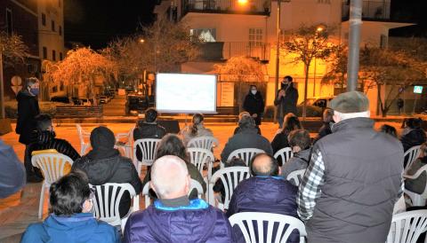 El batle de Manacor, Miquel Oliver, i la presidenta de la SAM, Cristina Capó, explicaren el nou projecte als veïnats. 