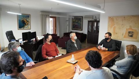 El batle de Manacor, Miquel Oliver, acompanyat dels delegats de Medi Ambient i Mobilitat i d'Educació, han rebut els representants de FAPA Mallorca i Vianants Mallorca aquest dilluns. 