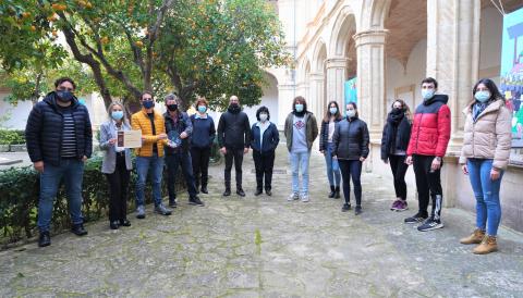 El delegat de Medi Ambient, Sebastià Llodrà, acompanyat del departament de Medi Ambient de l'Ajuntament de Manacor, amb el premi concedit per Rezero. 