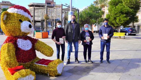 El batle de Manacor, Miquel Oliver, amb Catalina Artigues, el delegat de Festes, Artur Aguiló, i el delegat de Porto Cristo, Sebastià Nadal. 