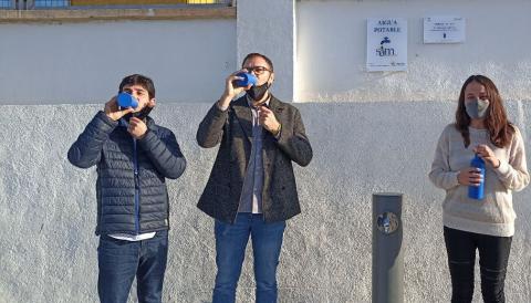 El batle de Manacor; Miquel Oliver; la presidenta de la SAM, Cristina Capó; i el vicepresident de la SAM, Sebastià Nadal, han inaugurat la font.  