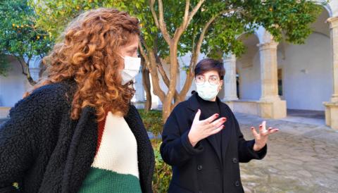 La delegada d'Igualtat, Carme Gomila, amb la tècnica d'Igualtat, Laura Socias, durant la roda de premsa de presentació de la II Fira de les Dones. 