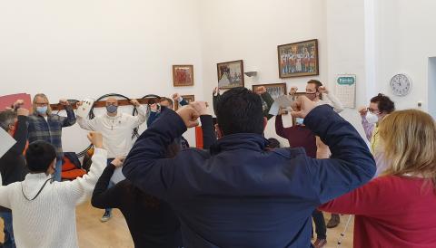 Una de les dinàmiques teatrals que varen tenir lloc durant la primera sessió del taller Llengua Divertida. 