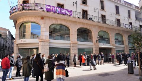 La delegada d'Igualtat, Carme Gomila, ha llegit la declaració institucional en motiu del 8M Dia Internacional de les Dones. 