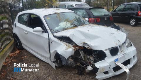 Imatge del vehicle substret, després d'encastar-se contra un arbre. 