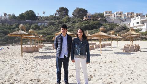 La presidenta de la SAM, Cristina Capó; amb el vicepresident de la SAM, Sebastià Nadal, aquest dilluns a Cala Mendia. 