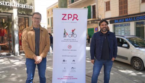 El batle de Manacor, Miquel Oliver, amb el delegat de Medi Ambient i Mobilitat, Sebastià Llodrà, aquest dimarts a la plaça del Rector Rubí. 