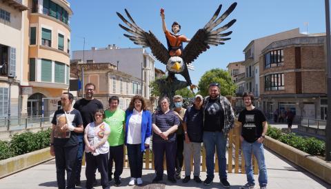 El batle de Manacor, Miquel Oliver, amb la delegada de Comerç, Maria Antònia Truyols, els dos autors de les figures i usuaris d'Aproscom. 