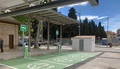 Punt de càrrega de la SAM a l'aparcament de l'estació de tren de Manacor. 