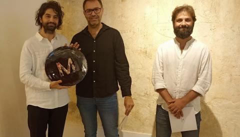 El batle de Manacor i el delegat de Cultura amb Adrià Martínez, guanyador del XXV premi Ciutat de Manacor d'Arts plàstiques. 