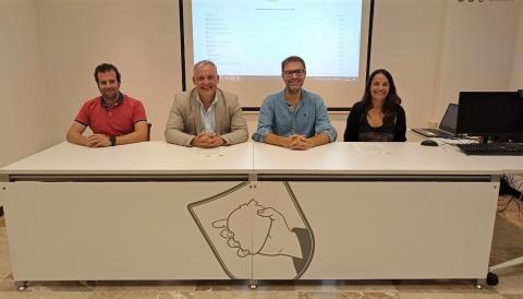 El batle de Manacor, Miquel Oliver, El batle de Manacor, Miquel Oliver, acompanyat pel conseller Alzamora; el director insular de de Suport i Coordinació Municipal Miquel Lluís Mestre; i la delegada d’Activitat econòmica i financera, Cristina Capó.