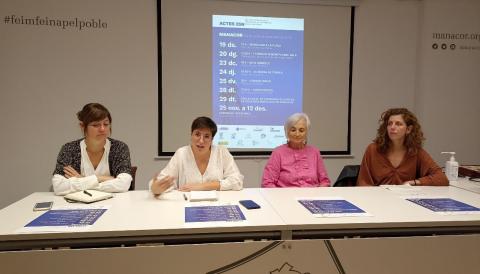 La delegada d'Igualtat, Carme Gomila; amb la representant de l'Associació Esportiva Fisiomedia Manacor, Mercè Rosselló; la representant del Col·lectiu de Dones de Llevant, Antònia Matamalas; i la tènica d'Igualtat, Laura Socias. 