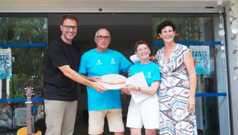 El batle de Manacor, Miquel Oliver, i la delegada de Porto Cristo, Antònia Llodrà, amb els fundadors del Grup d'Excursionistes Els Falcons. 