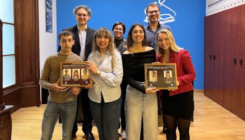 Els estudiants premiats amb el batle, la delegada d'Educació i el director del CUM. 