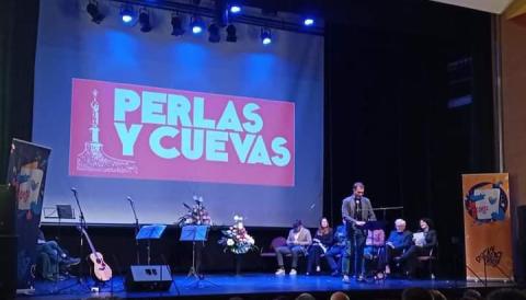 Miquel Oliver durant la seva intervenció en l'acte de comiat de Perlas y Cuevas. 