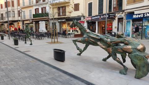 El conjunt escultòric de Llorenç Ginard instal·lat a la plaça des Cós. 