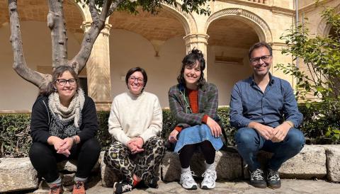 El batle de Manacor, Miquel Oliver, amb la delegada d'Igualtat, Carme Gomila, l'artista Sara Fernández d'Ennigulart i Mariantònia Salas del Col·lectiu Neura, algunes de les entitats que participaran a la Fira de les Dones. . 