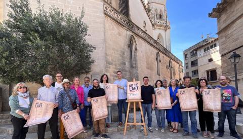 El batle de Manacor, Miquel Oliver; amb el delegat de Cultura, Ferran Montero; acompanyats d'artistes i propietaris que participaran a la Nit de l'Art Manacor Km. 0