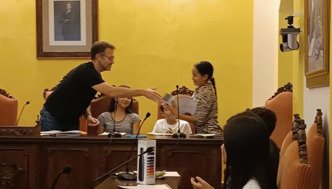 El batle de Manacor ha entregat un diploma i un obsequi als membres del Consell d'Adolescents de Manacor. 