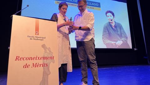 Margalida Solivellas rep el Reconeixement de Mèrits 2024 de l'Escola Municipal de Mallorquí de la mà del batle, Miquel Oliver. 