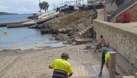 Operari de la SAM fent feina a la platja de s'Illot. 