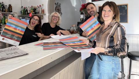 La directora de l'EMM, Margalida Rosselló, i el delegat de Política Lingüística, Sebastià Llodrà, en un dels bars on s'ha començat a repartir el calendari. 