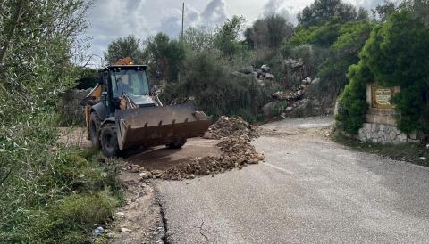 Operari de la Brigada municipal de Manacor fent feina a la carretera de Son Macià a Cales de Mallorca aquest dimecres de matí. 