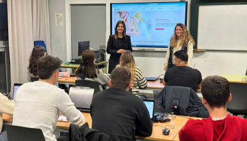 La delegada de Comerç, Paula Asegurado, en una de les classes del CFGS de Màrqueting i Publicitat del CIPF Politècnic Llevant. 