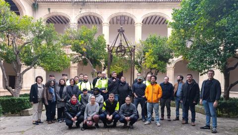El batle de Manacor, Miquel Oliver, acompanyat dels membres de l'equip de govern i dels nous treballadors municipals. 