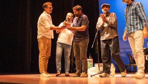 El batle de Manacor, Miquel Oliver, fent l'entrega del guardó al grup Antònia Font