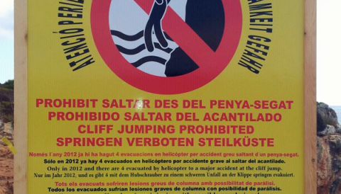 INSTAL·LAT A LA PLATJA DE CALA VARQUES EL CARTELL QUE PROHIBEIX SALTAR A L’AIGUA DES DEL PENYA-SEGAT 