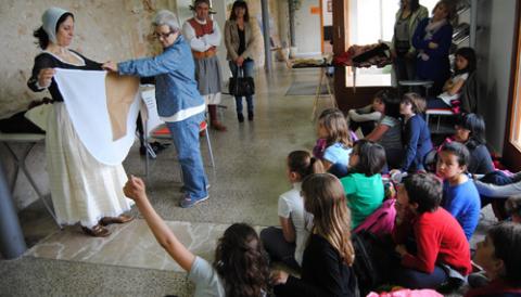 L'ESCOLA MUNICIPAL DE MALLORQUÍ DIVULGA  ENTRE ELS ESCOLARS DEL MUNICIPI  LA INDUMENTÀRIA DE MALLORCA EN EL SEGLE XVIII