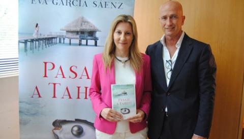 El batle de Manacor ha assistit a la presentació del llibre 'Pasaje a Tahití', de l'escriptora Eva García Sáenz