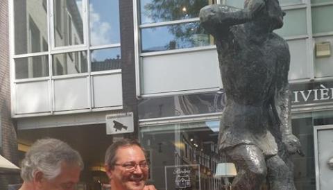 ANTONI OLIVER REP LA MEDALLA DE MAASTRICHT  PER LA SEVA LABOR EN FAVOR DE LA CULTURA POPULAR