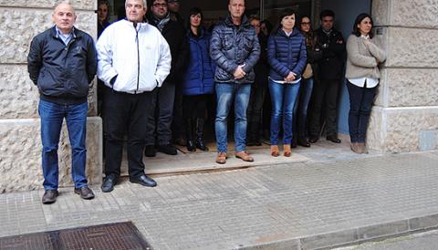 Manacor guarda un minut de silenci per les víctimes de l'accident aeri