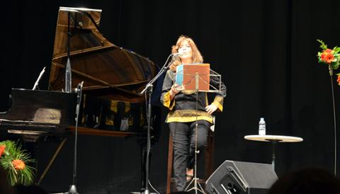 El mèrit de cantar en català durant gairebé cinquanta anys