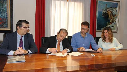 L'Ajuntament de Manacor i Endesa signen un conveni per garantir el subministrament elèctric a les famílies amb menys recursos