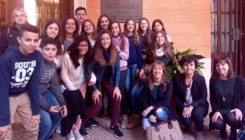 Sis alumnes de Manacor demanen en el Parlament millors transports públics, millor oferta d'oci i més ajudes per estudiar