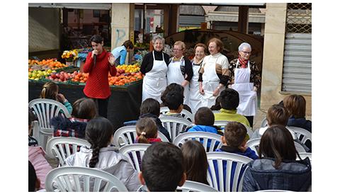 Prop de 400 escolars de Manacor es familiaritzen amb la tradició de fer panades a la plaça de ses Verdures