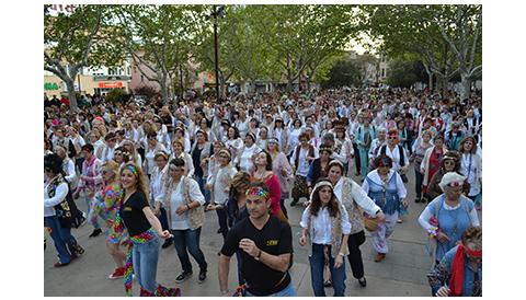 La I Trobada de Primavera de Ball en Línia aplega unes 1.500 persones i omple tota la plaça del Mercat