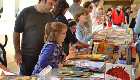 Els centenars de visitants de la Fira del Llibre de Manacor reivindiquen l'interès dels ciutadans per la lectura i la cultura