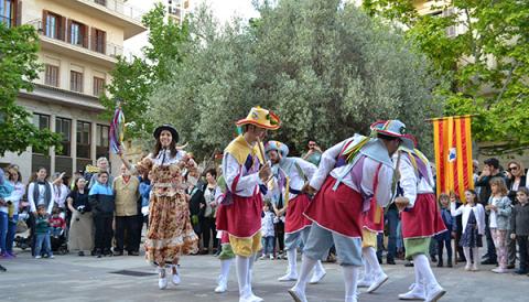 El romaní i una multitud acompanyen els Cossiers durant el seu primer recorregut de l’any pels carrers de Manacor