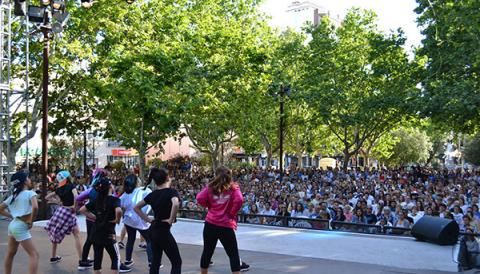 Els alumnes de les acadèmies de dansa demostren el seu talent davant centenars de persones amb l'espectacle Manacor Balla