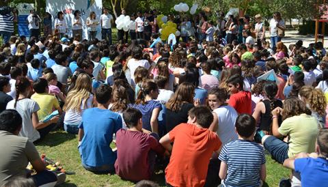 400 alumnes d’onze escoles de Manacor participen a la volada de globus i estels a favor d’un nou espai per a la salut mental 