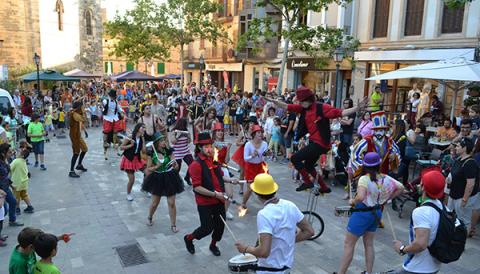 Els infants i els joves de Manacor converteixen el centre de vianants en un Gran Circ en motiu de les Fires i Festes