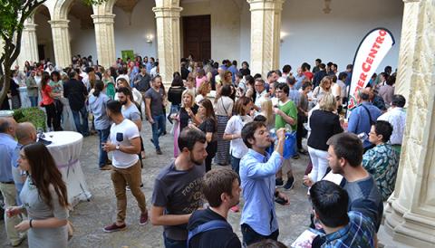 El XIII Tast de Vins de la DO Pla i Llevant de Fires i Festes du la millor oferta dels cellers de la comarca al claustre de Sant Vicenç