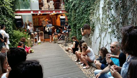 Els ciutadans es passejen en massa pel carrer de Ciutat i la plaça Sant Jaume participant en les activitats que prepararen els comerciants 