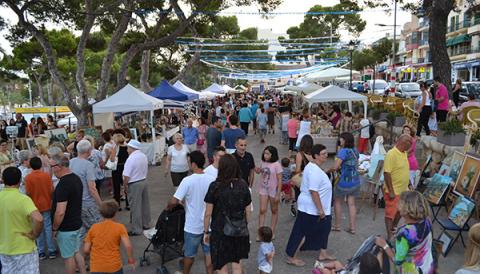 La multitudinària Fira Nocturna atrau milers de persones i omple l'horabaixa i la nit de Porto Cristo d'artesania, menjar i música
