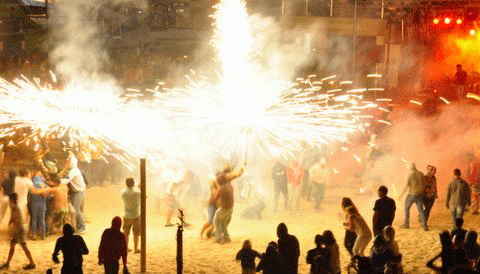 La processó de les barques i el castell de focs artificials posen el punt i final a les Festes del Carme de Porto Cristo