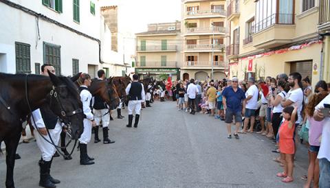 L'entrega del penó als Cavalls de Sant Jaume fa sortir al carrer la recuperació de la part tradicional d'aquestes festes